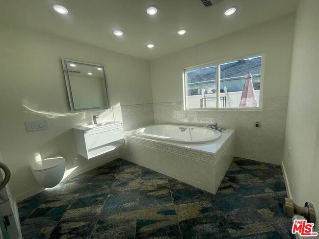 Building Photo - 2025 Ocean Park Blvd