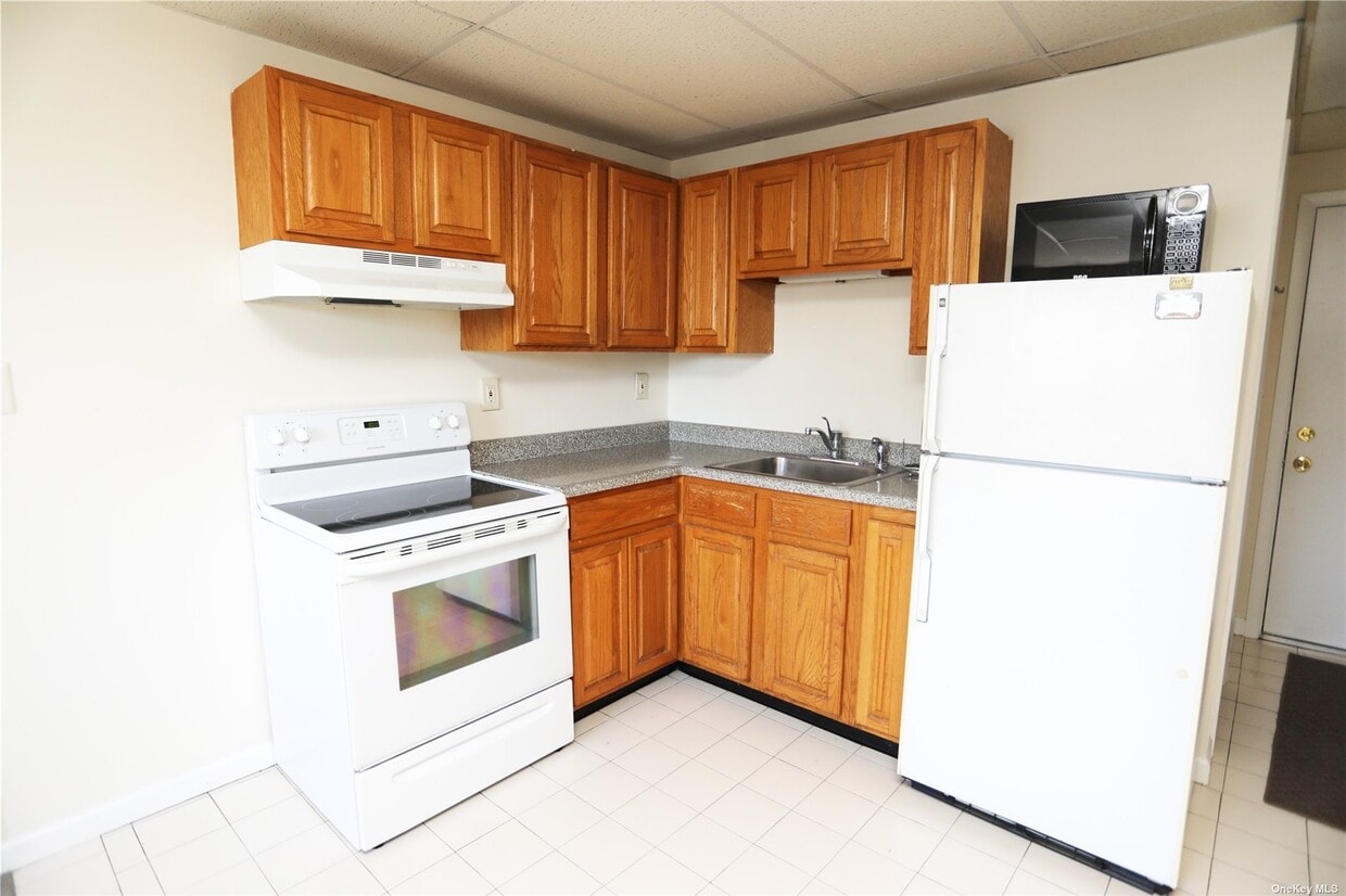 321 Willis Ave Unit 1, Mineola, NY 11501 Room for Rent in Mineola, NY