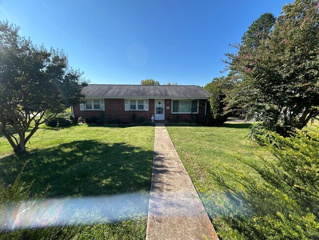 Foto del edificio - Beautiful 3 bed 3 bath home with finished ...