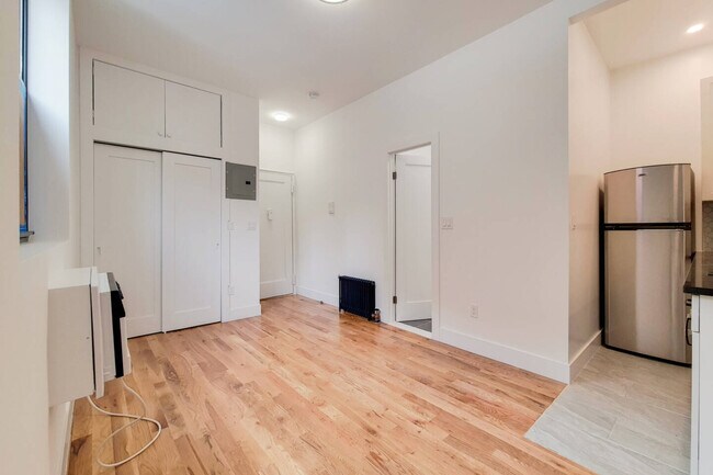 Foto del edificio - 37 1/2 Bedford St