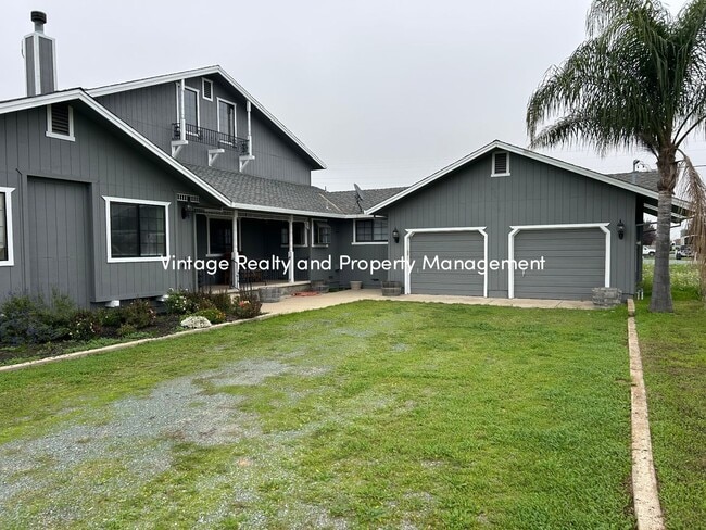 Building Photo - Available Soon!! Extra Big 5 Bedroom Country Home That You Have To See!!!