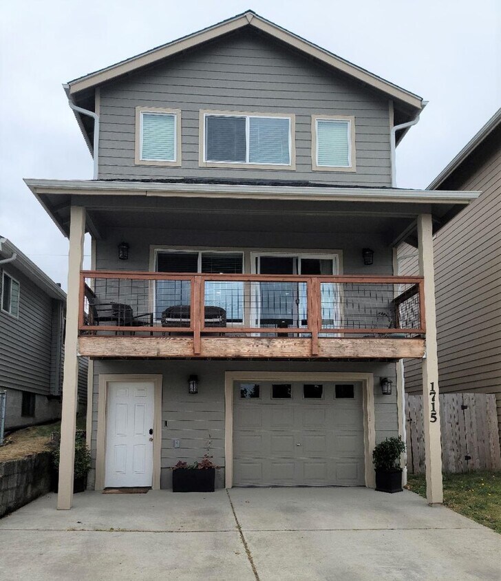Primary Photo - 3 Bedroom Home in Convenient Bremerton Location!