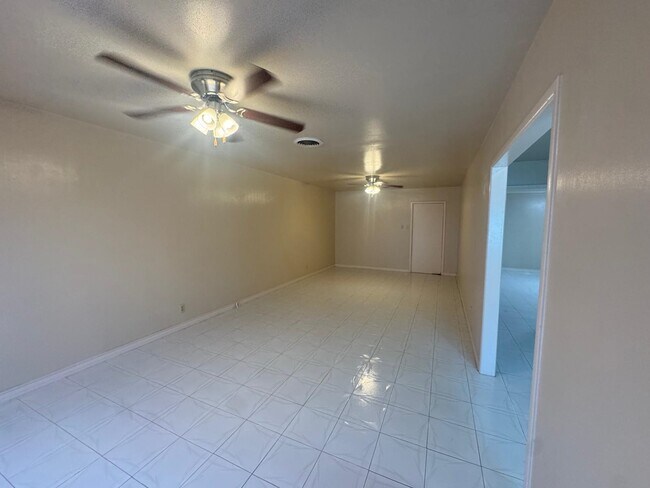 Building Photo - 302 Huisache Dr
