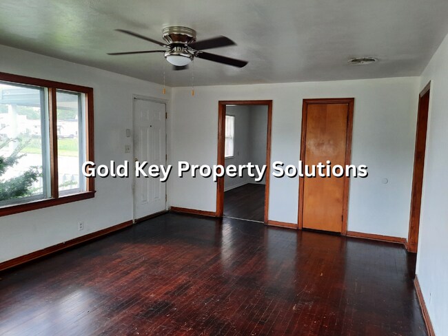 Building Photo - 3 BR 1 BA House with Garage and Central Ai...