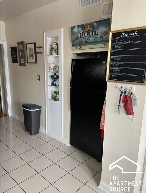 Building Photo - 5419 N Artesian Ave