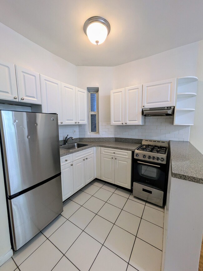 Building Photo - 427 E 83rd St