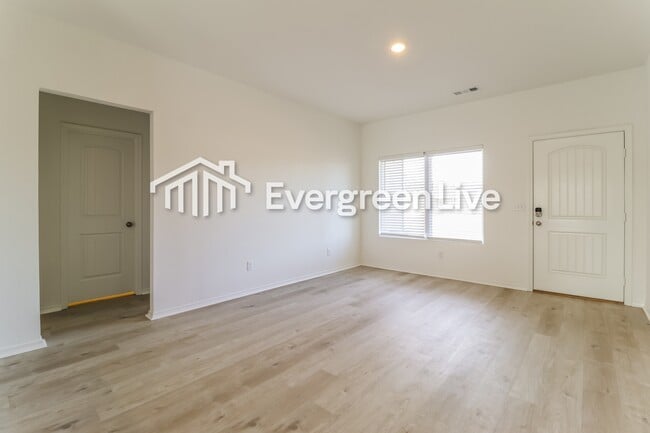 Foto del edificio - 44 10 Point Ln