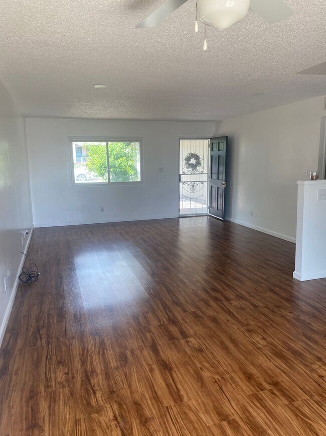 Building Photo - Updated Eastside Home
