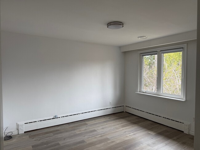 Building Photo - 86 Fern Av
