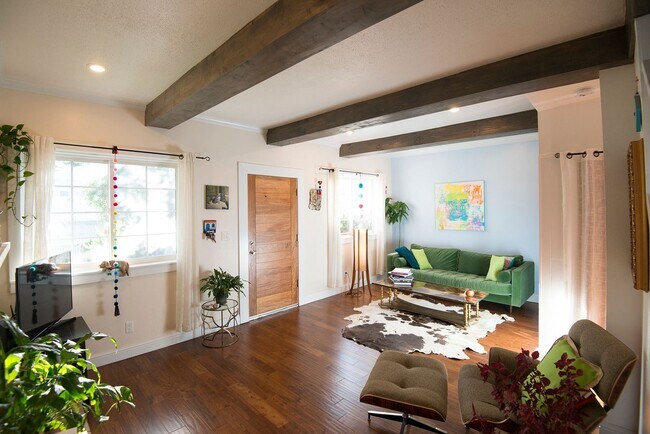 Building Photo - Gorgeous Petite Single Family House with b...