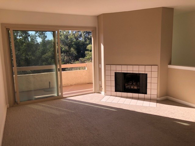 Large livingroom w fpl and balcony, canyon view - 6136 Calle Mariselda
