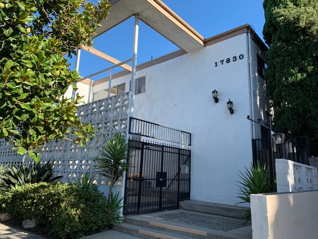 Foto del edificio - 17830 Magnolia Blvd