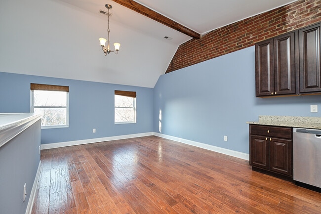 Building Photo - 1332 Levis St NE