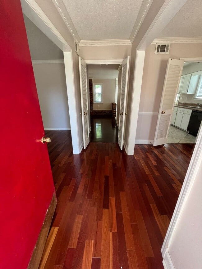 Foto del edificio - Move In Ready! Gated Parking! Large Fence ...