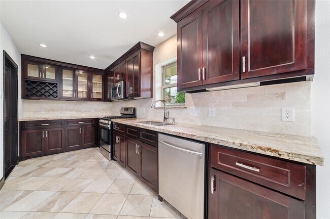 Building Photo - 5418 Poinciana Dr