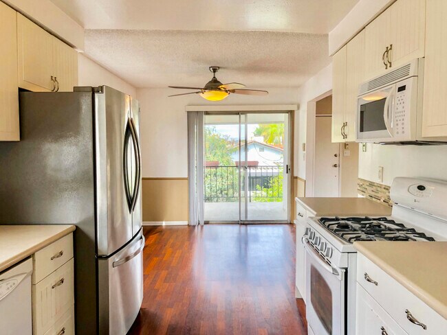 sweet kitchen and dining area - 4757 W 133rd St