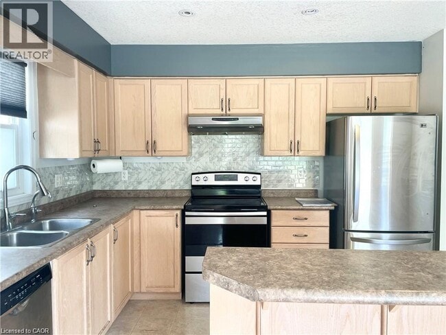 Building Photo - 284 Purple Sage Crescent