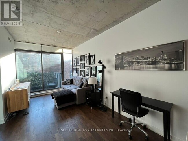 Photo du bâtiment - 461-461 Adelaide St W