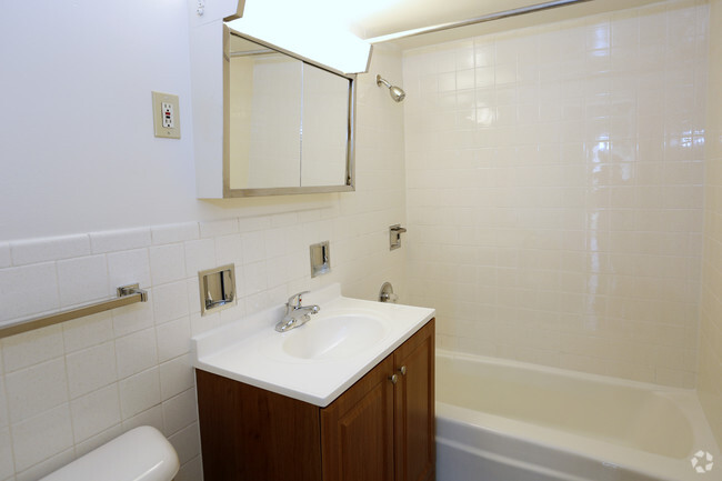 1BR, 1BA -685SF - Bathroom - Briarwood Apartments