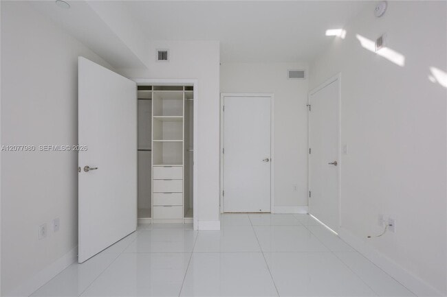 Building Photo - 1010 Brickell Ave