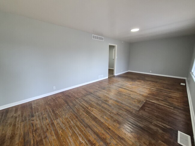 Foto del edificio - 2703 Kristen Dr E