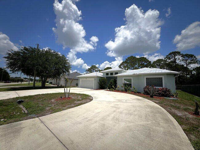 Building Photo - 349 SW Dagget Ave