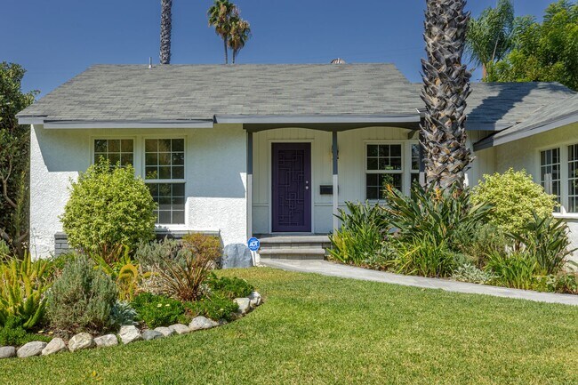 Foto del edificio - Beautiful 3-Bedroom Home with Pool in Tarzana!
