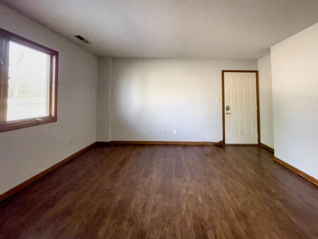 Foto del edificio - In-Unit Washer and Dryer - Walk the river ...