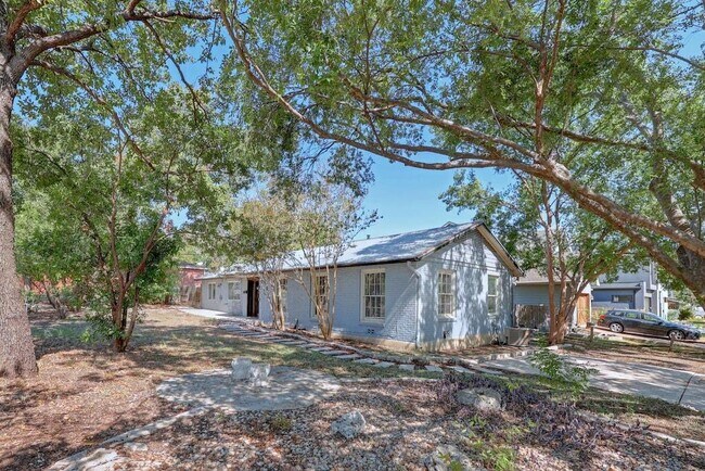 Building Photo - 2640 W 45th St