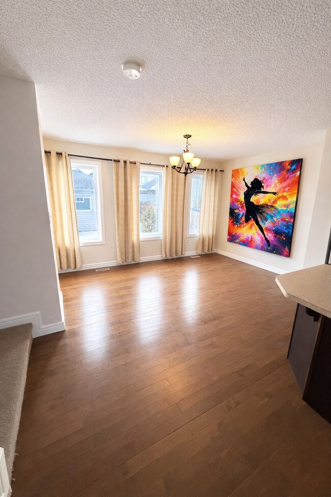 Photo du bâtiment - 16035-16011 11 Ave SW