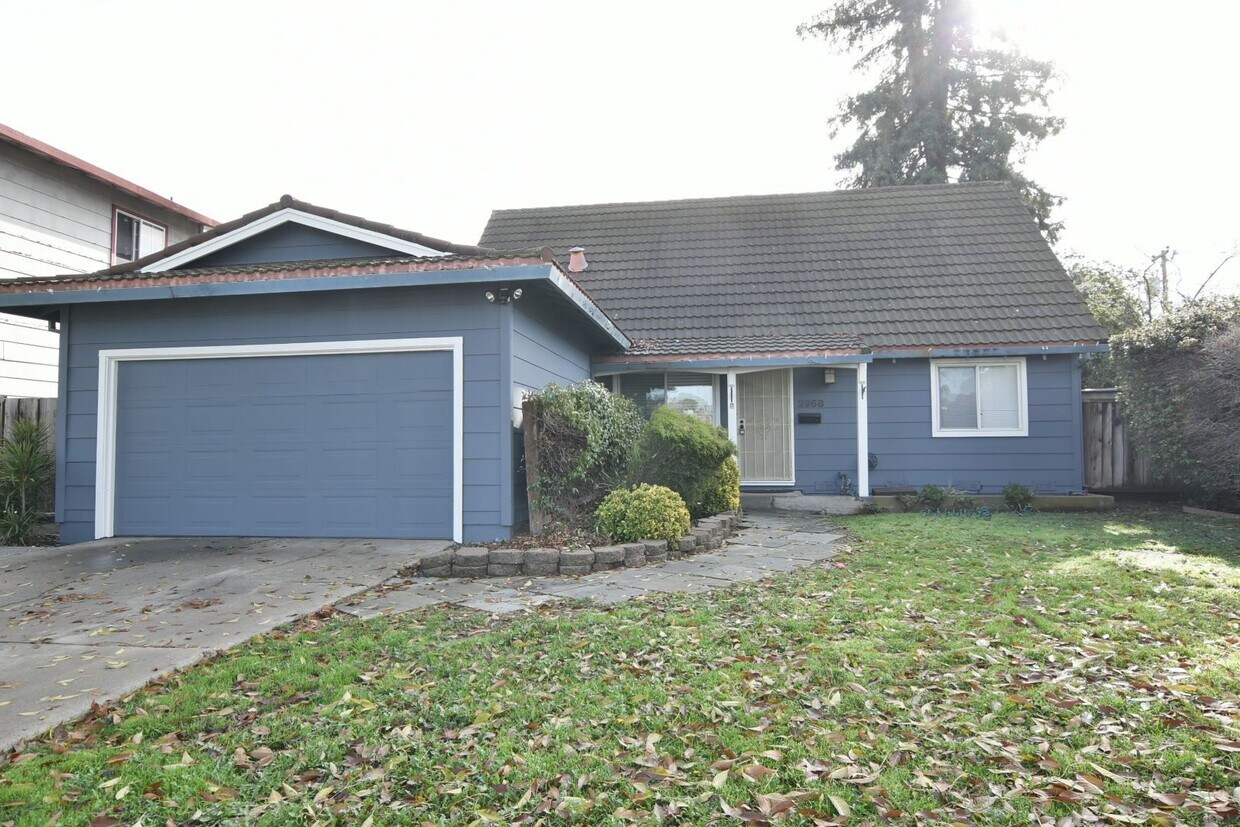 Primary Photo - Charming 4 Bedroom 2 Bath Two Story Home i...