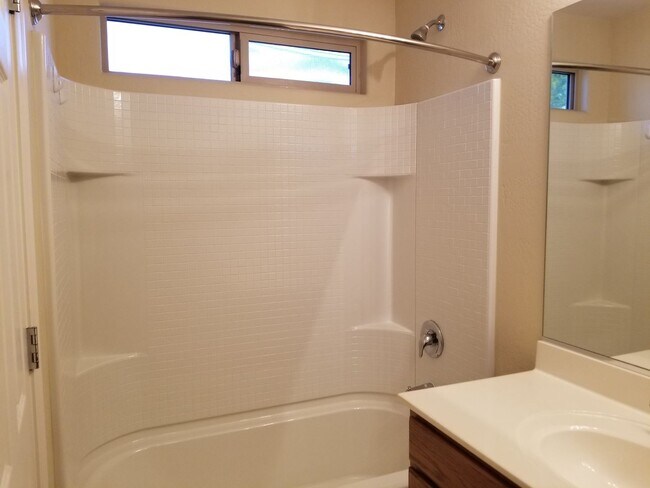 Foto del edificio - This spacious  4 bed 2.5 bath house -Blue Horizon Subdivision