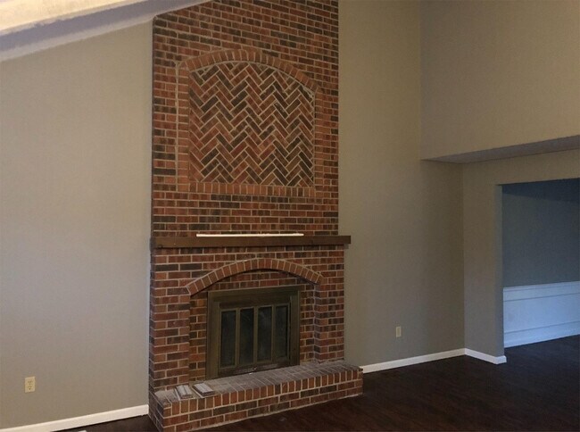 Building Photo - Amazing Overland Park Duplex-Available in ...