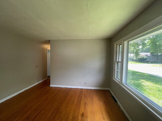 Building Photo - 3 Bedroom House!