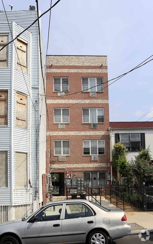 Building Photo - 765 Home St