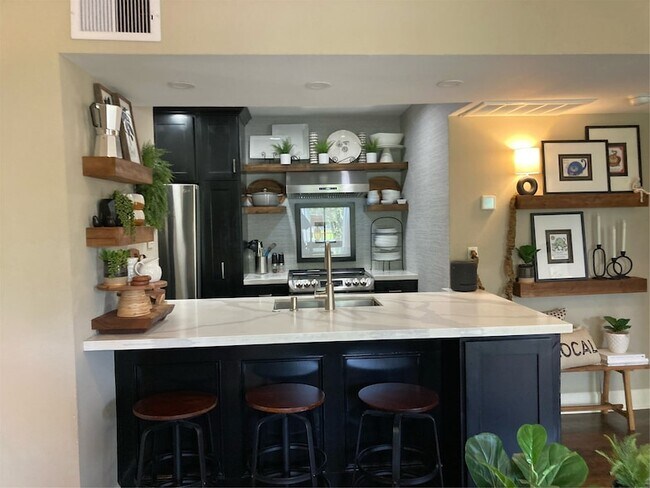 Foto del edificio - 7030 N Holiday Dr