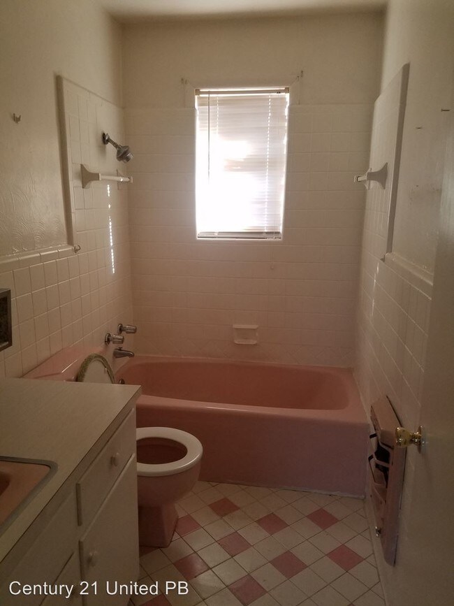 Building Photo - 3 br, 1.5 bath House - 2300 W 37th
