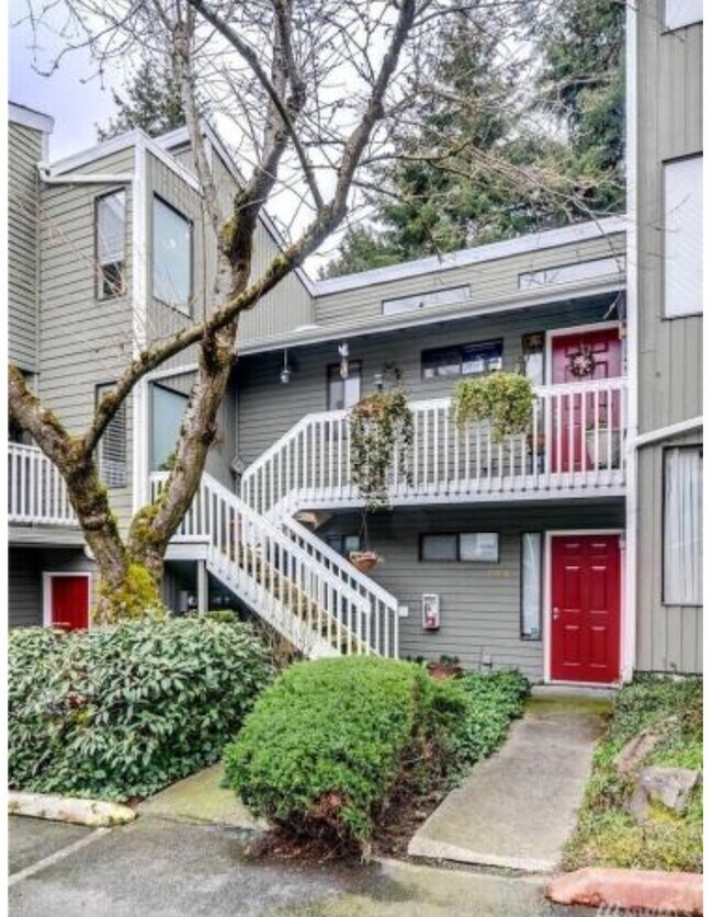 Building Photo - 10020 NE 124th Plz