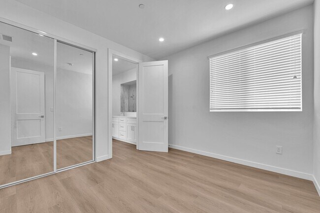 Foto del edificio - Modern Brand new 5-Bedroom Home for Lease ...