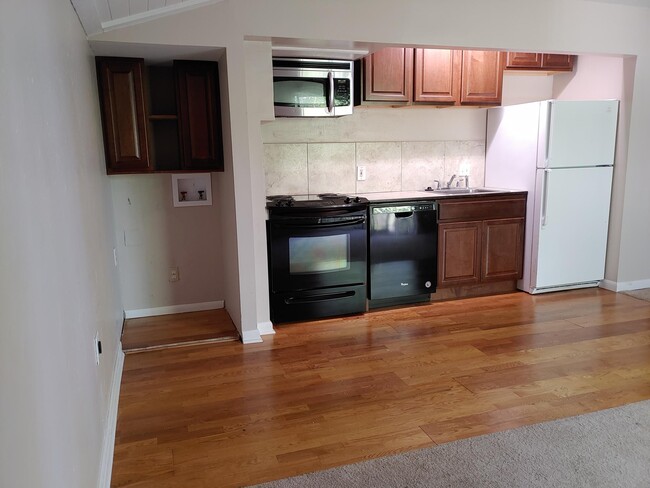 Full kitchen with washer/dryer hook ups. - 1301 St John St