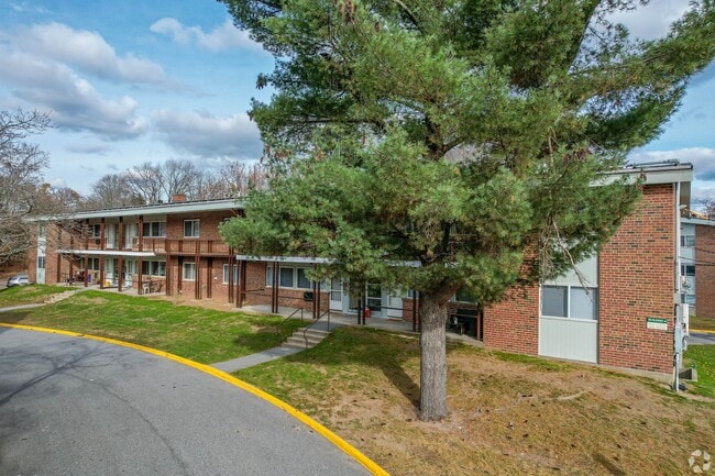 Building Photo - Lakeview Gardens Apartments