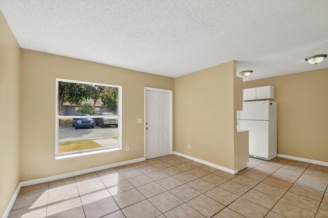 Building Photo - 4817 Serafica Dr