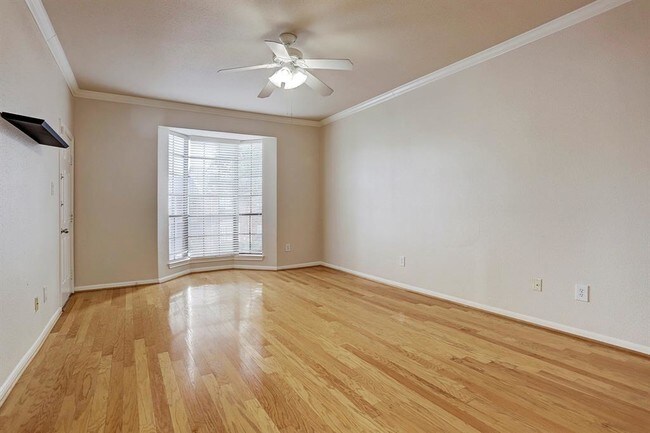 Building Photo - 2255 Braeswood Park Dr