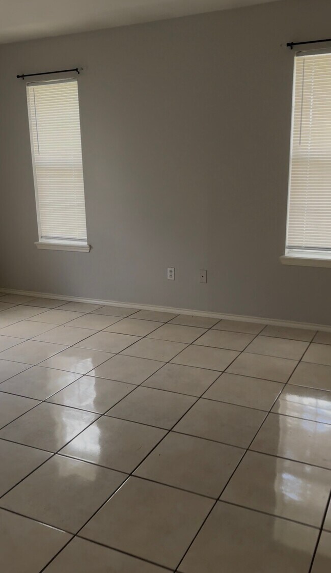 Building Photo - 1105 Lexington Cir