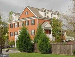 Building Photo - 16 Victoria Ct