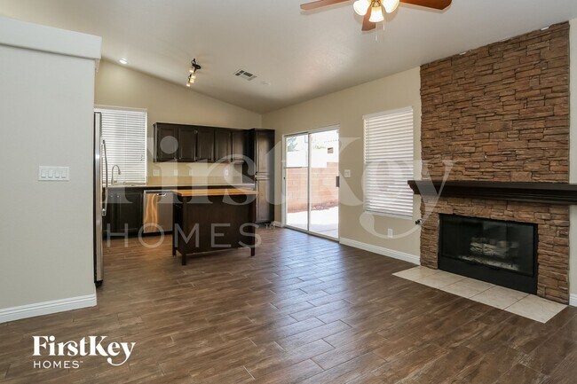 Foto del edificio - 4705 Crimson Leaf Dr