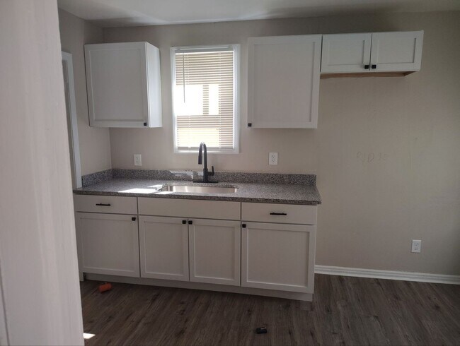 Foto del edificio - This beautifully updated 3-bedroom, 1-bath single-family home is ready for move-in!