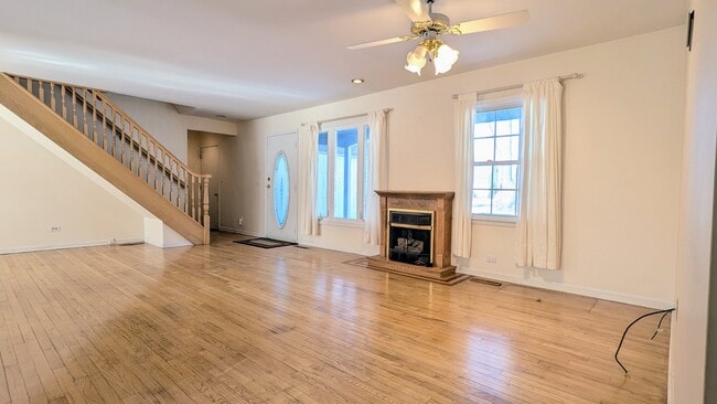 Building Photo - 709 W Kenilworth Ave