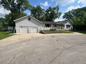 Building Photo - 310 W Poplar St