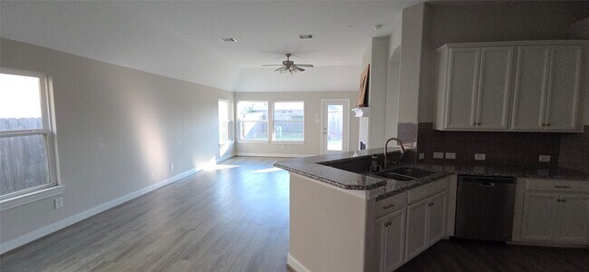 Foto del edificio - 15715 Marberry Dr